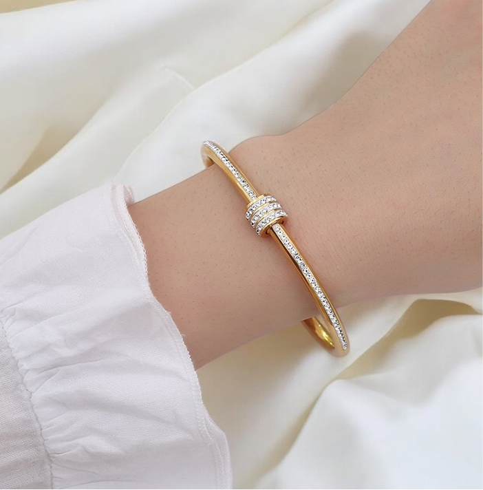ELIE BANGLE - Elegant Elizabeth Bangle for Timeless Style