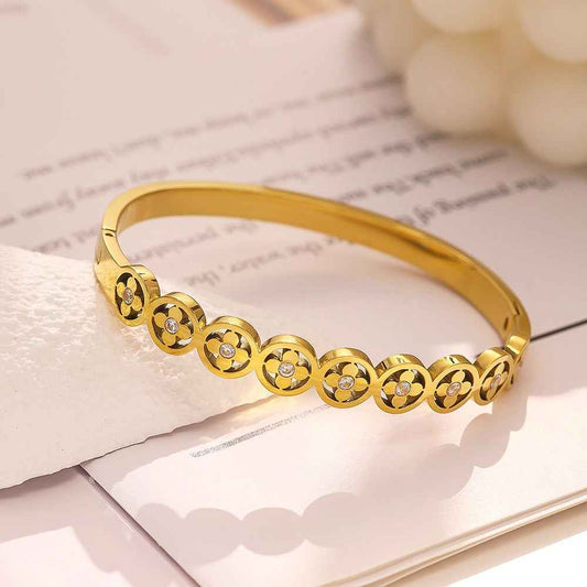 EVIE CLOVER BANGLE - Elegant Design for Every Occasion