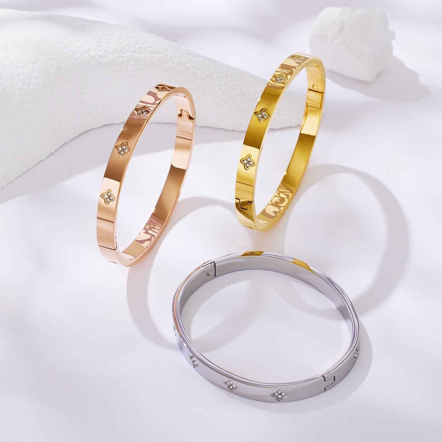 Star Clover Bangle - Elegant and Unique Jewelry Piece