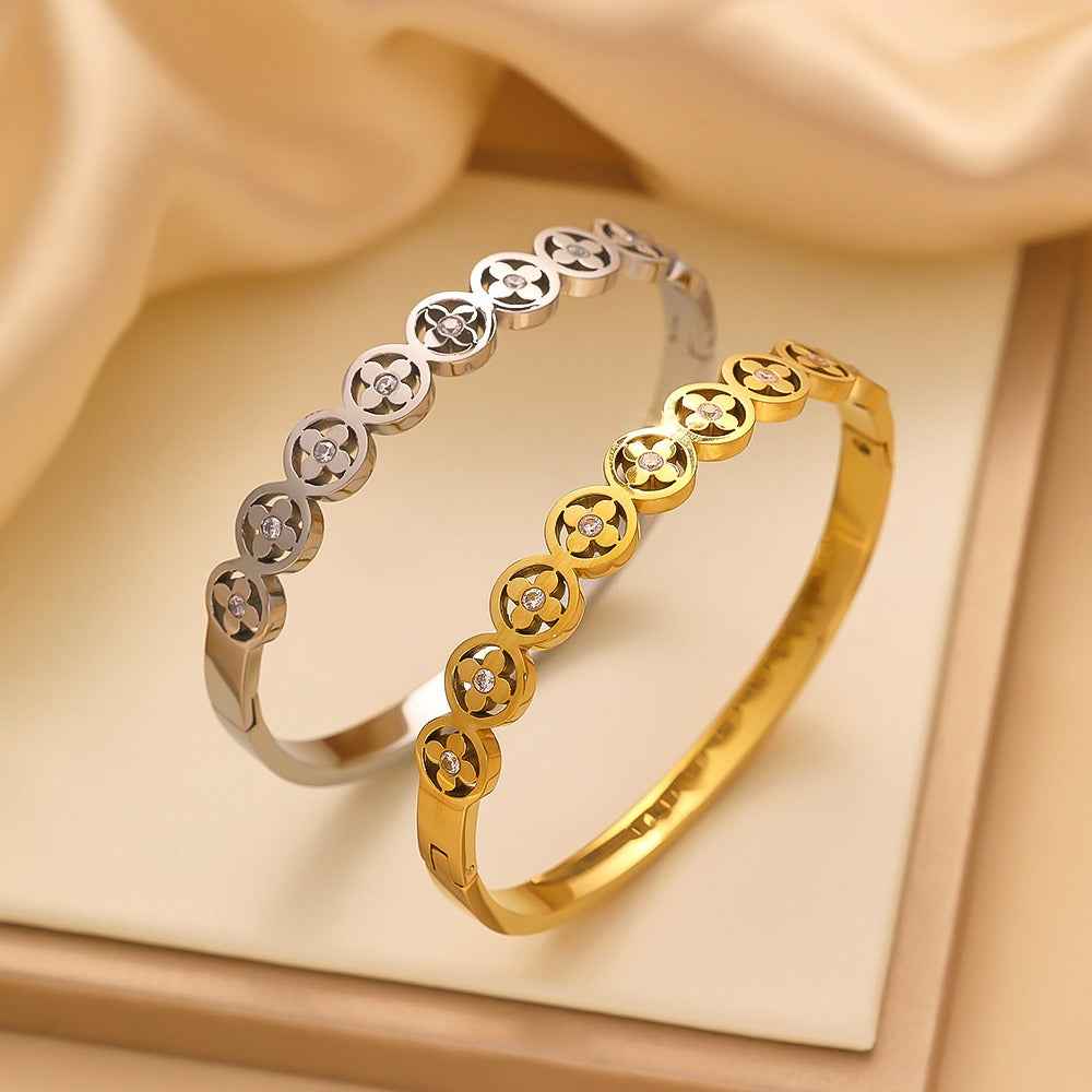 EVIE CLOVER BANGLE - Elegant Design for Every Occasion