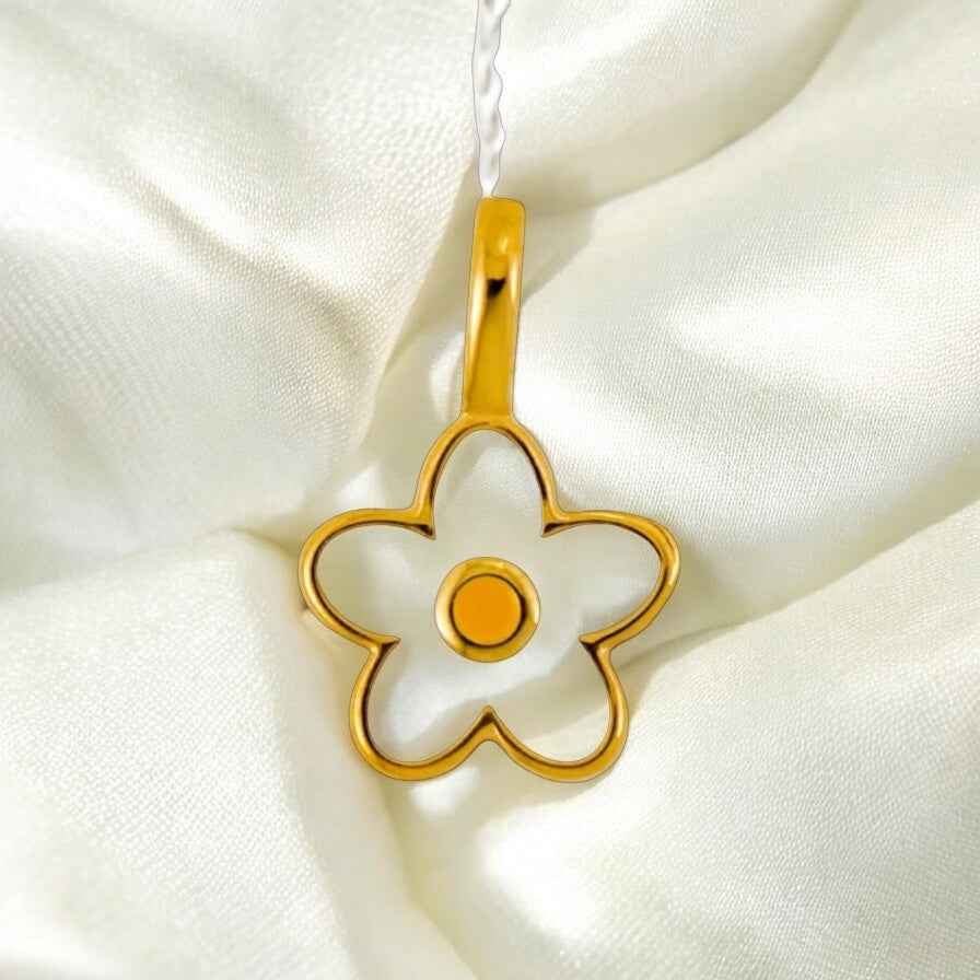 Daisy Charm Bracelet - Elegant Floral Accessory for Every Occasion