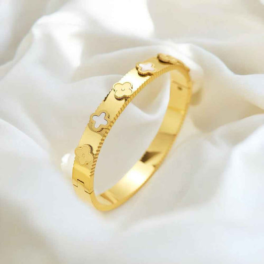Cyndy Clover Bangle - Elegant Accessory for Every Occasion
