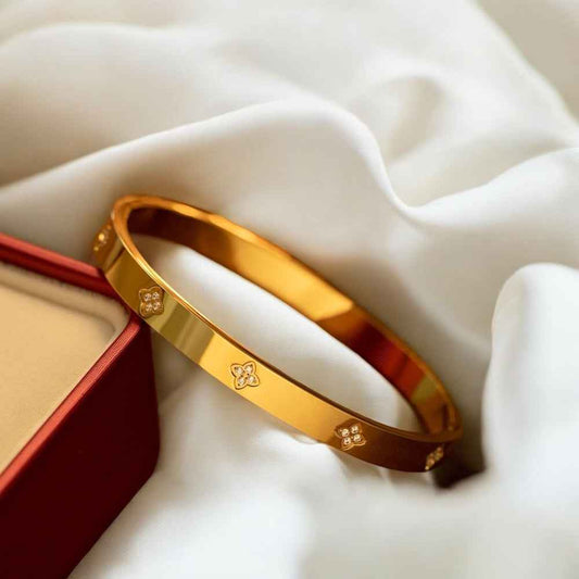 Star Clover Bangle - Elegant and Unique Jewelry Piece
